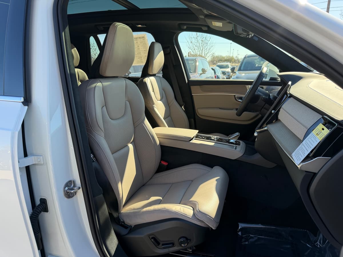 2026 Volvo XC90 plug-in hybrid - Image 8