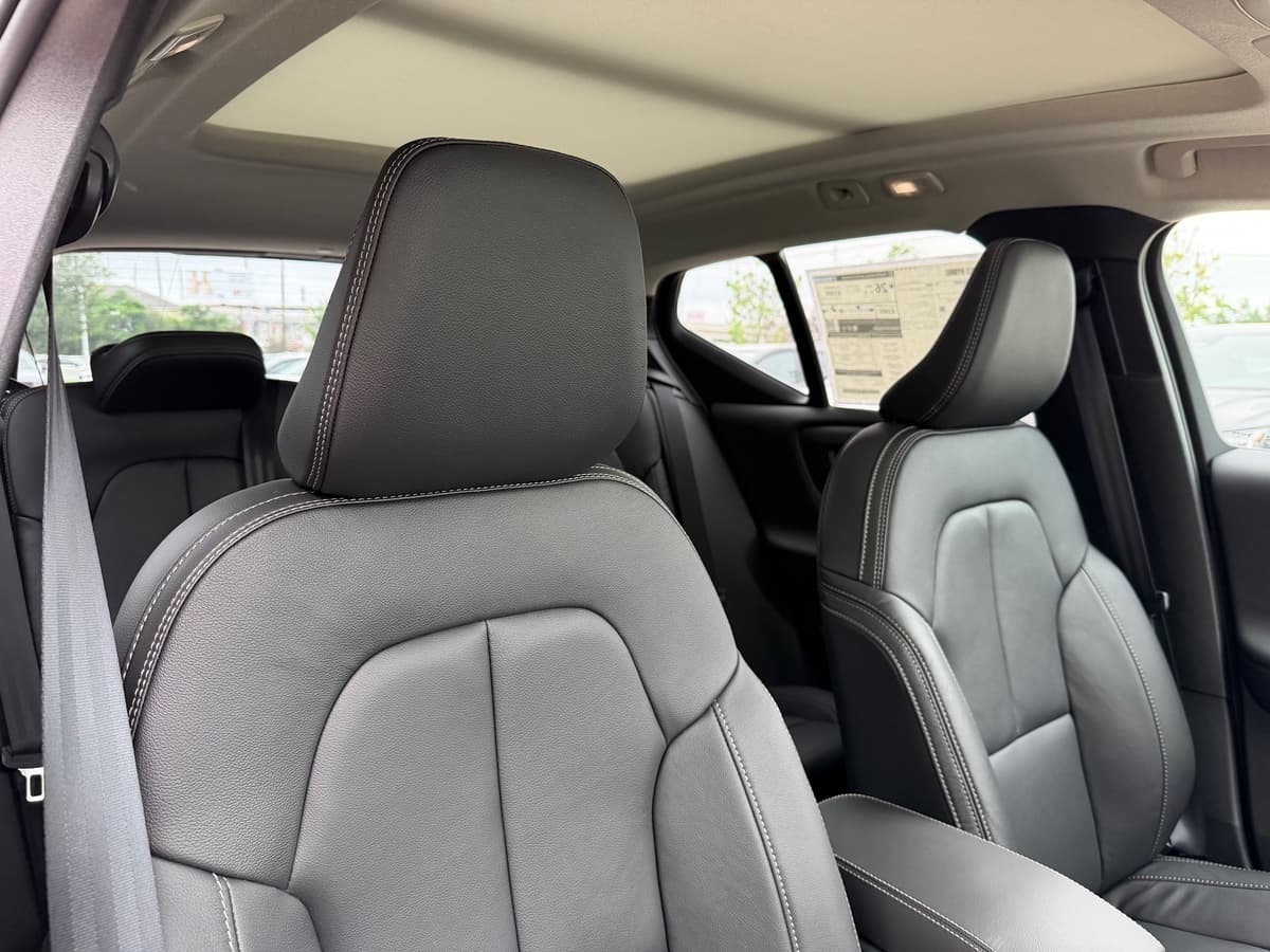 2026 Volvo XC40 - Image 8