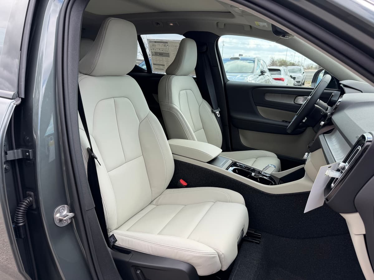 2026 Volvo XC40 - Image 8