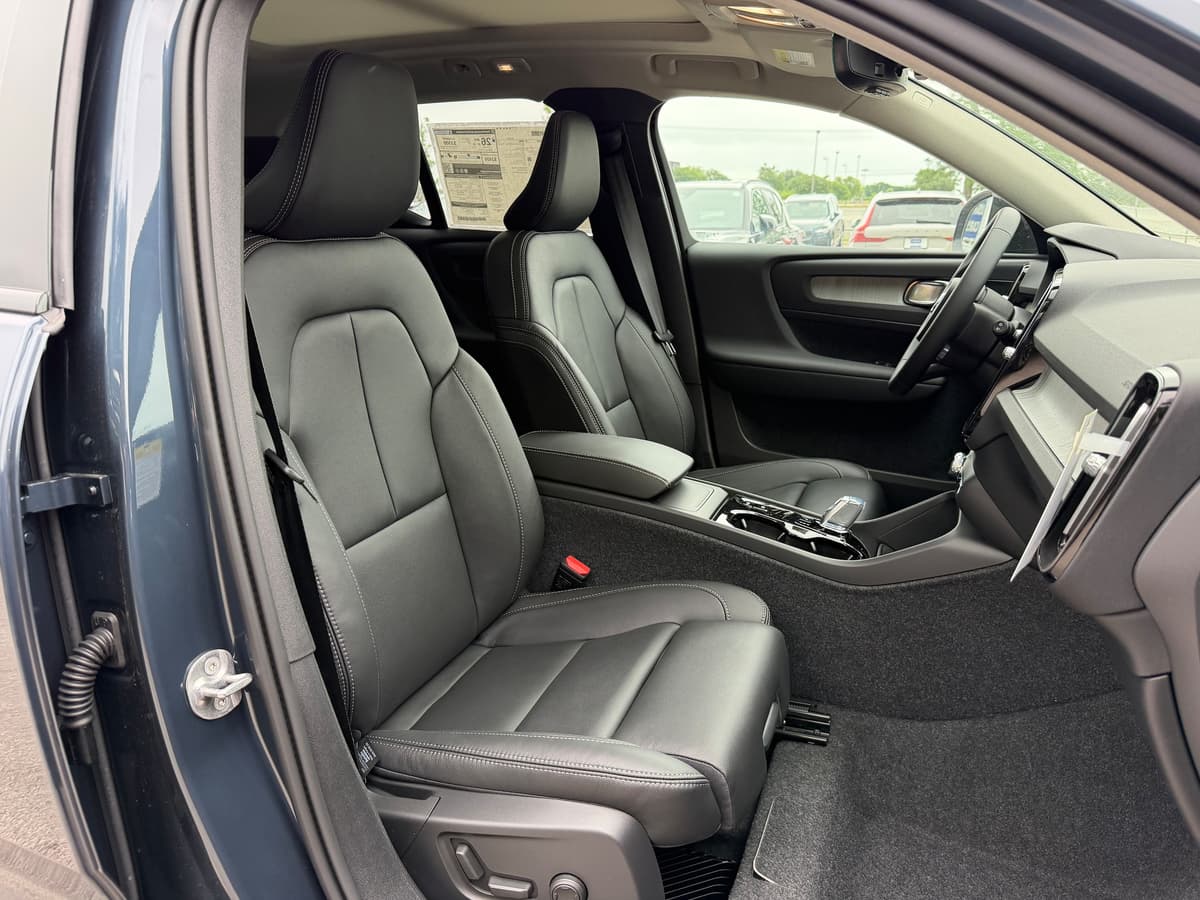 2026 Volvo XC40 - Image 7