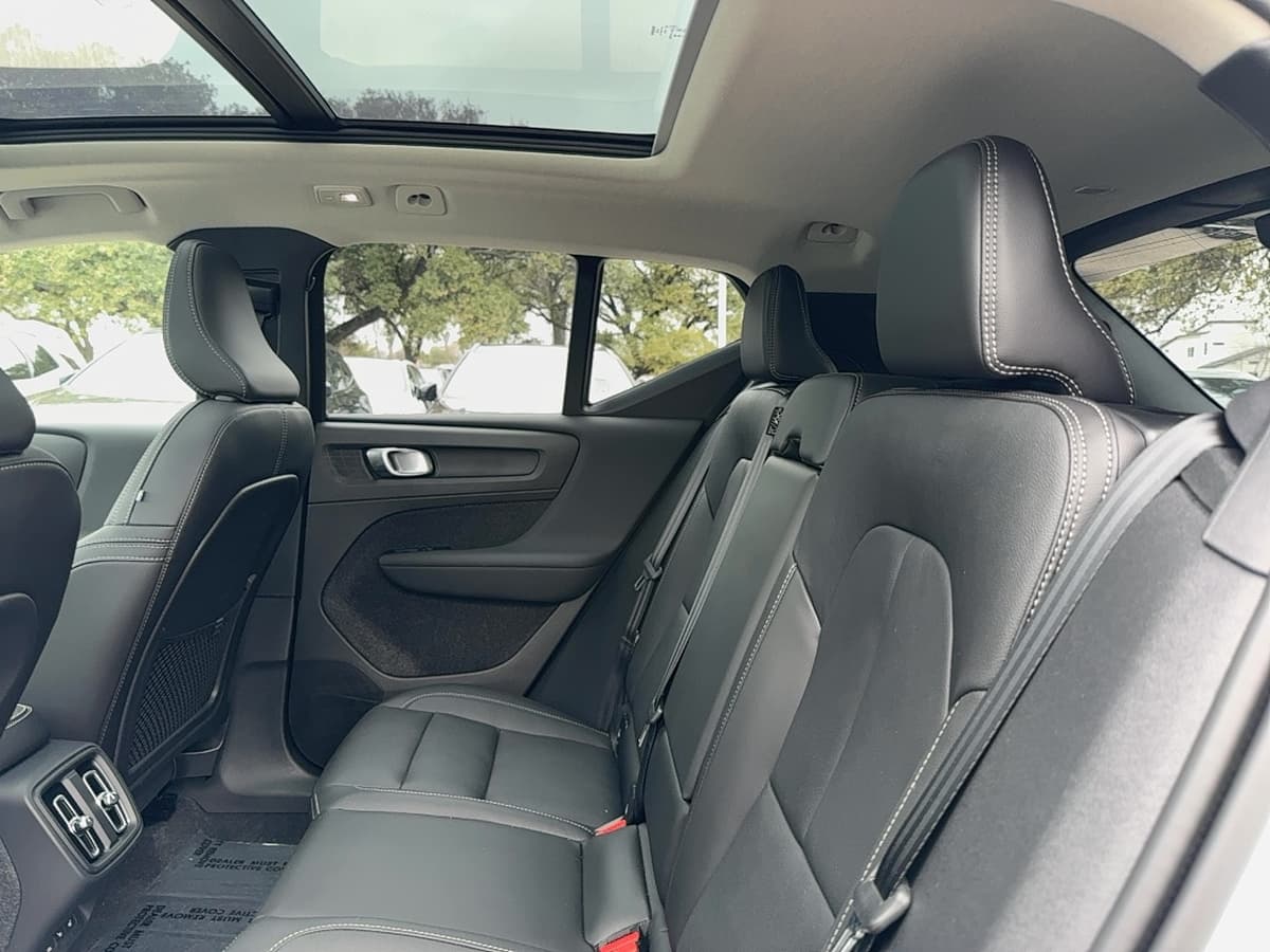 2024 Volvo XC40 - Image 16