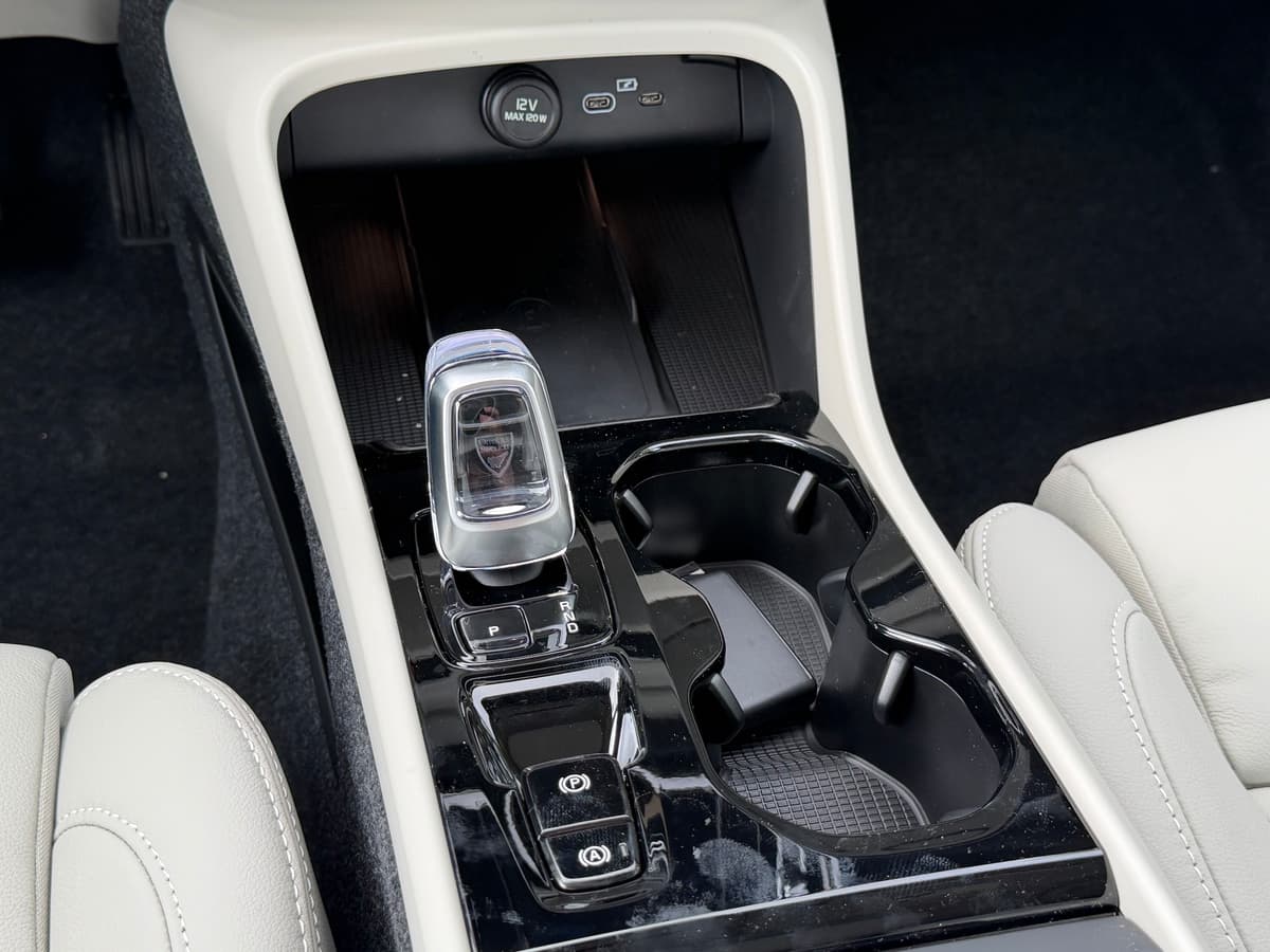 2026 Volvo XC40 - Image 13