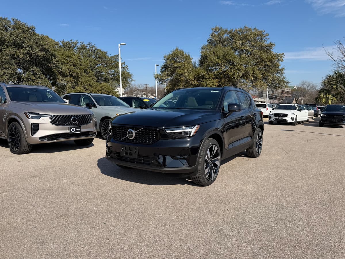 2026 Volvo XC40 - Image 2