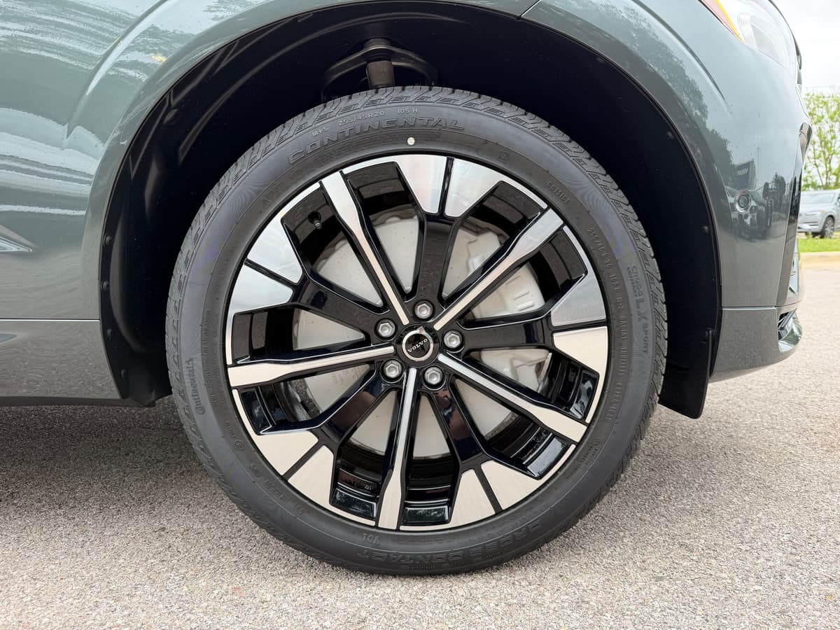 2026 Volvo XC60 plug-in hybrid - Image 7