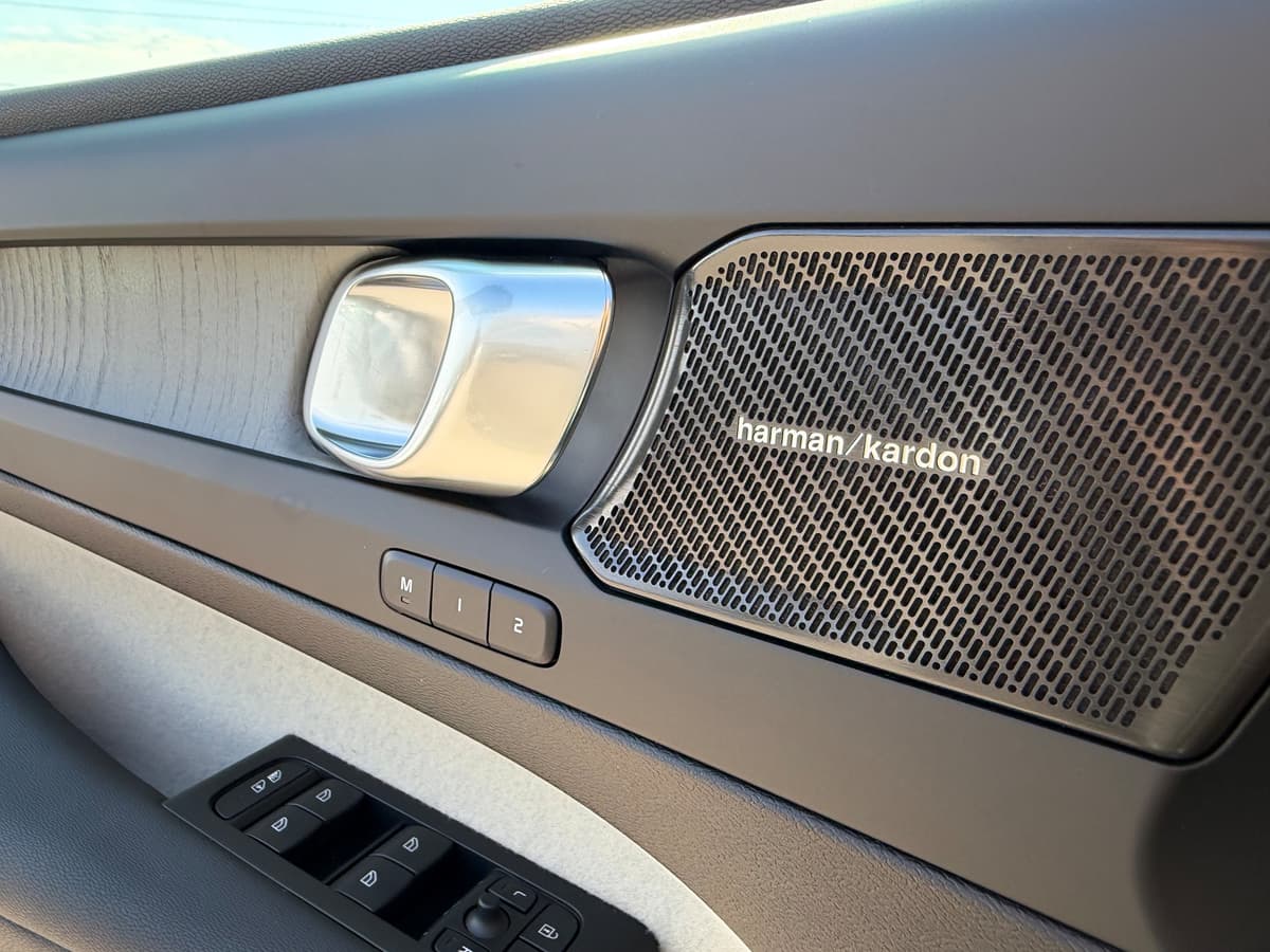 2026 Volvo XC40 - Image 18