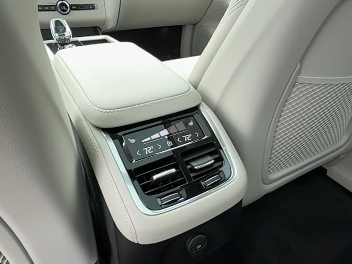 2026 Volvo XC90 plug-in hybrid - Image 16