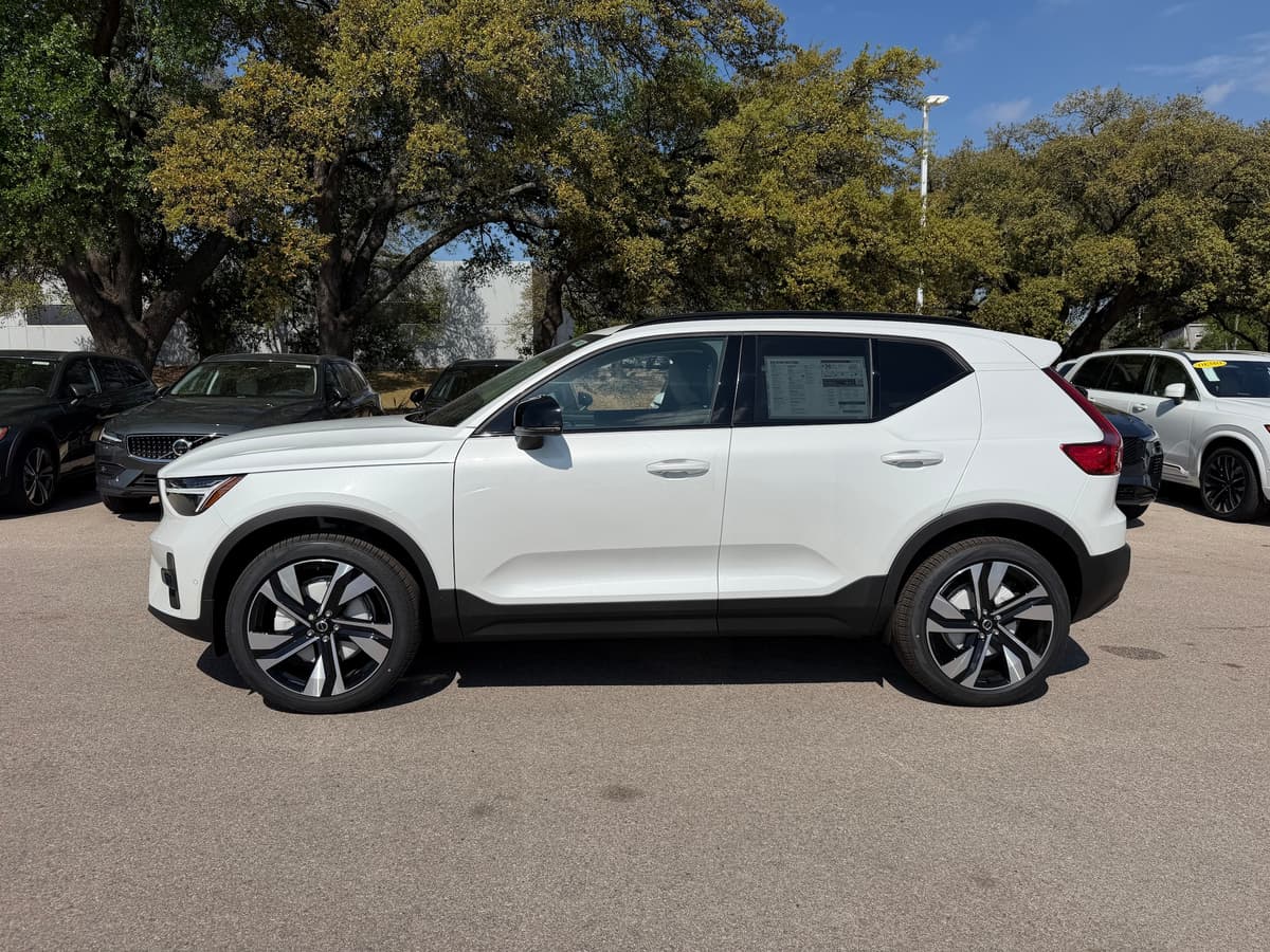 2026 Volvo XC40 - Image 3