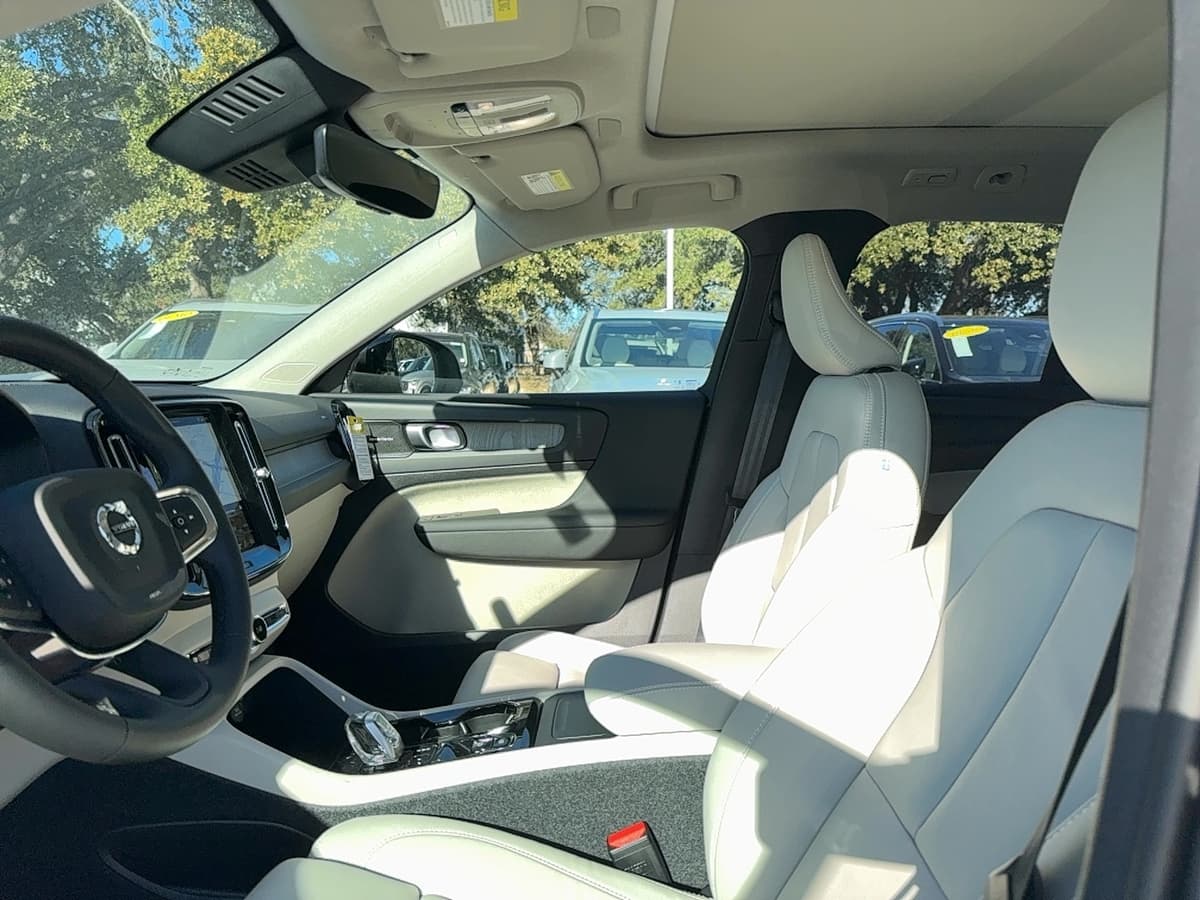 2026 Volvo XC40 - Image 11