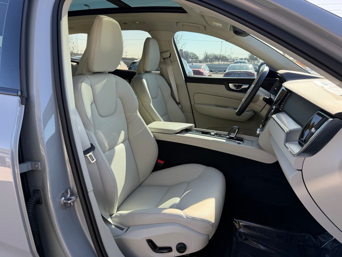 2025 Volvo XC60 plug-in hybrid - Image 8