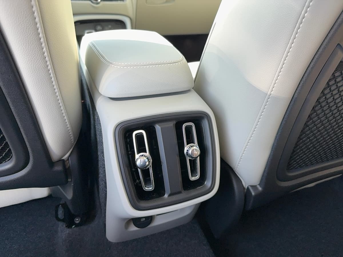 2026 Volvo XC40 - Image 13