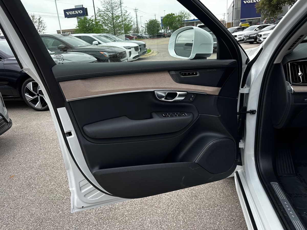 2025 Volvo XC90 plug-in hybrid - Image 18