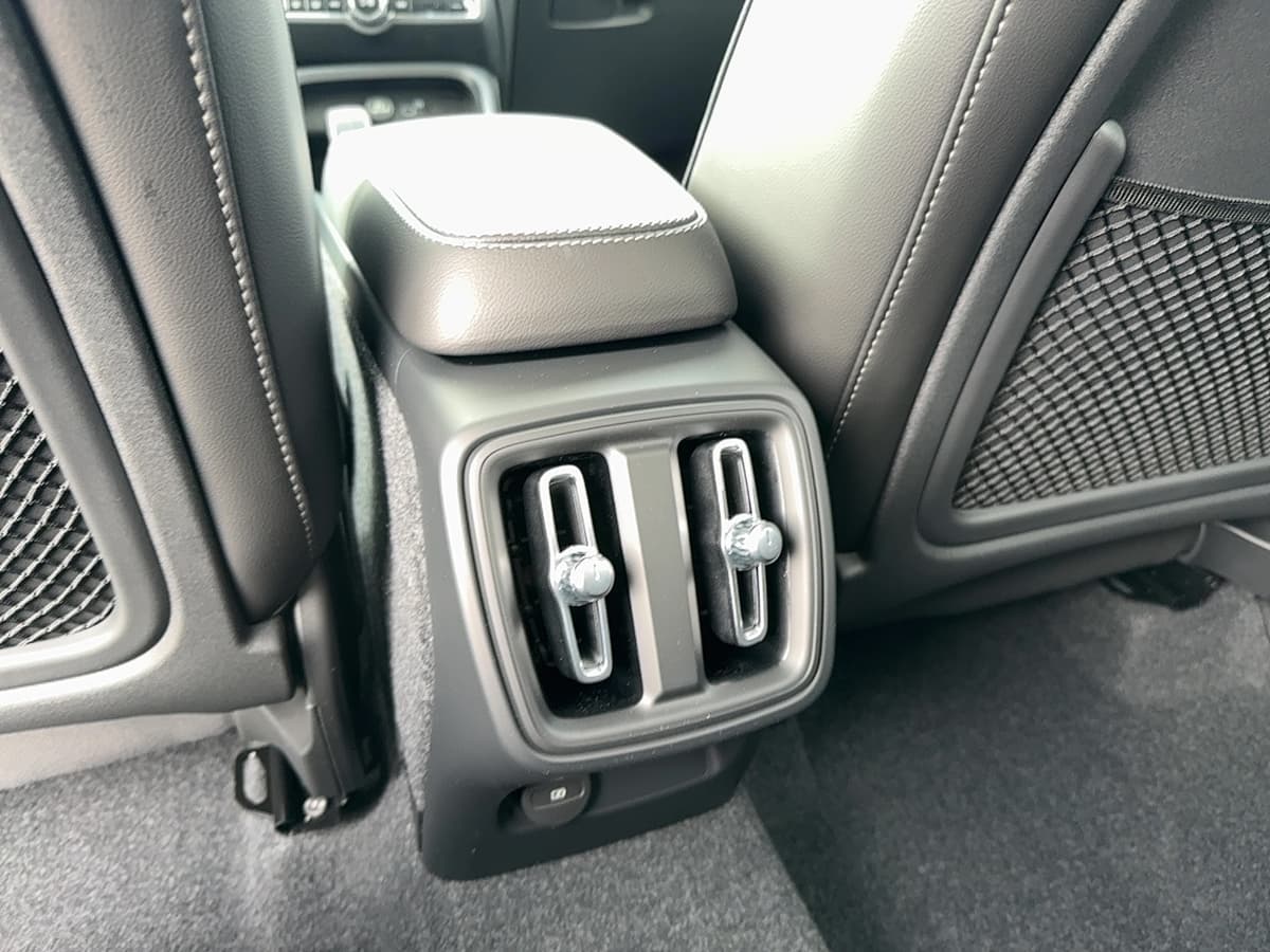 2026 Volvo XC40 - Image 16