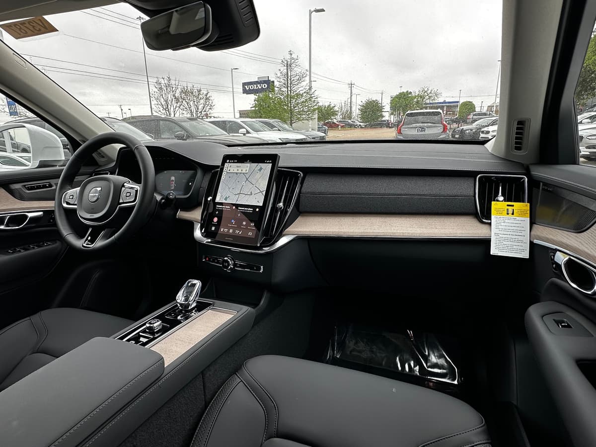 2025 Volvo XC90 plug-in hybrid - Image 11