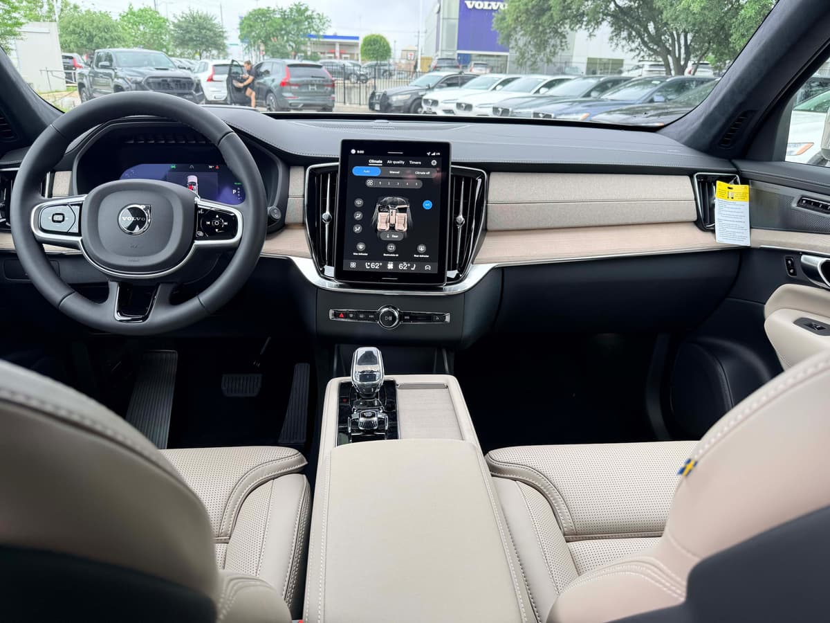 2026 Volvo XC90 plug-in hybrid - Image 17