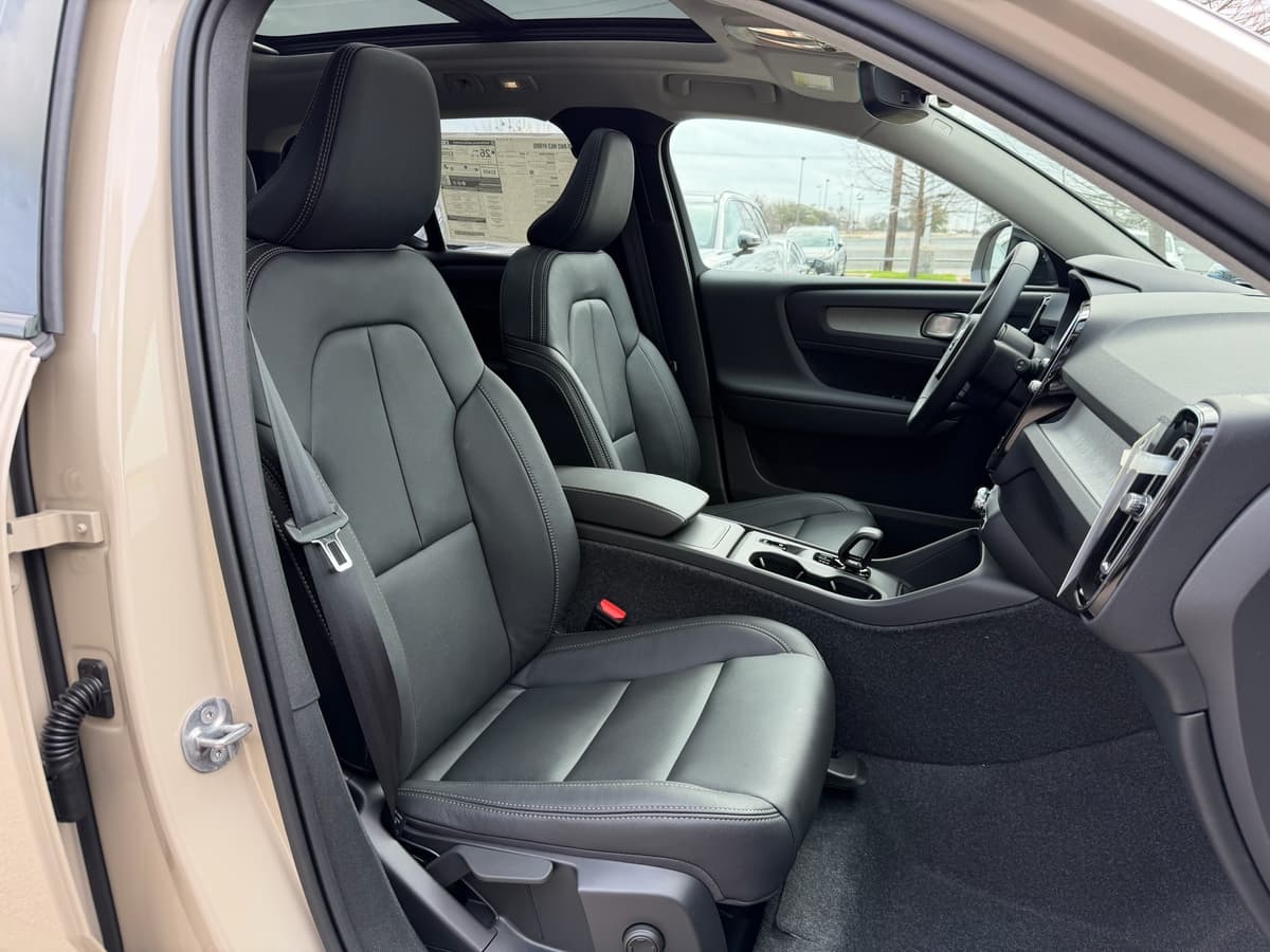 2026 Volvo XC40 - Image 8