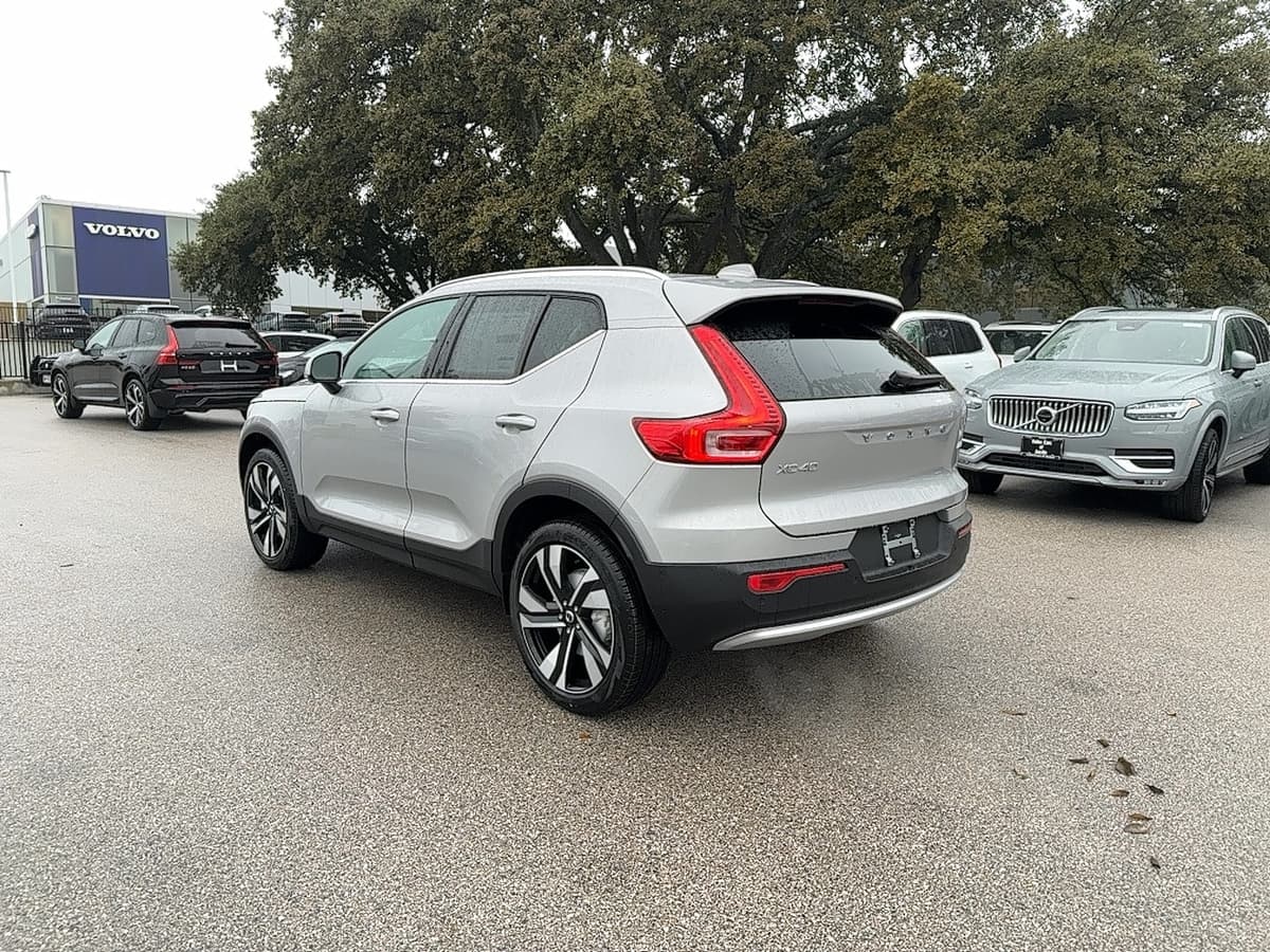 2025 Volvo XC40 - Image 4