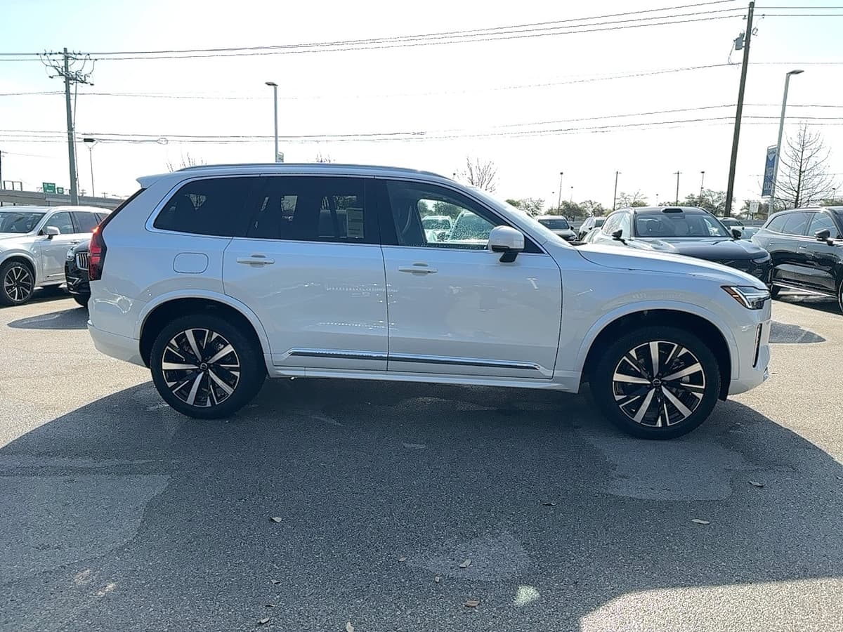 2025 Volvo XC90 plug-in hybrid - Image 7