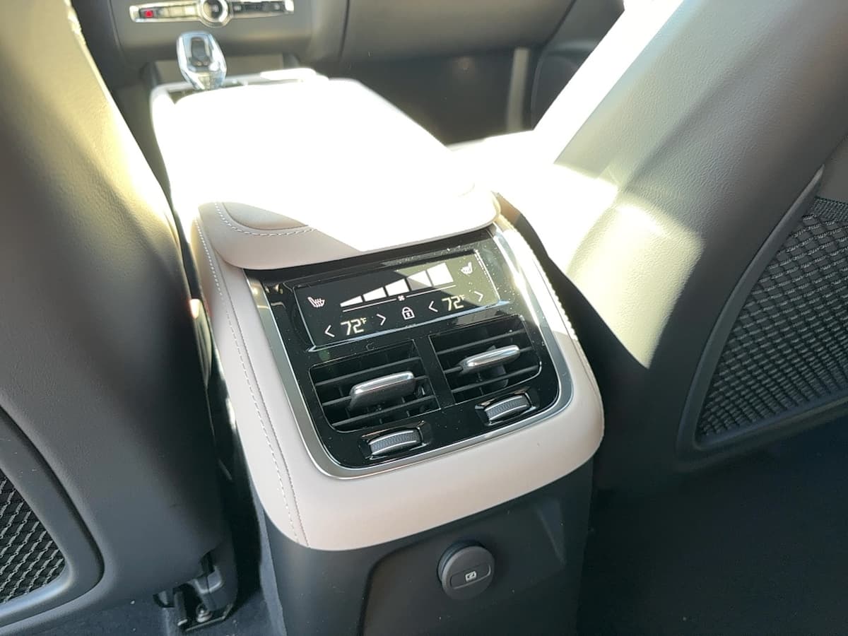 2026 Volvo XC90 plug-in hybrid - Image 17