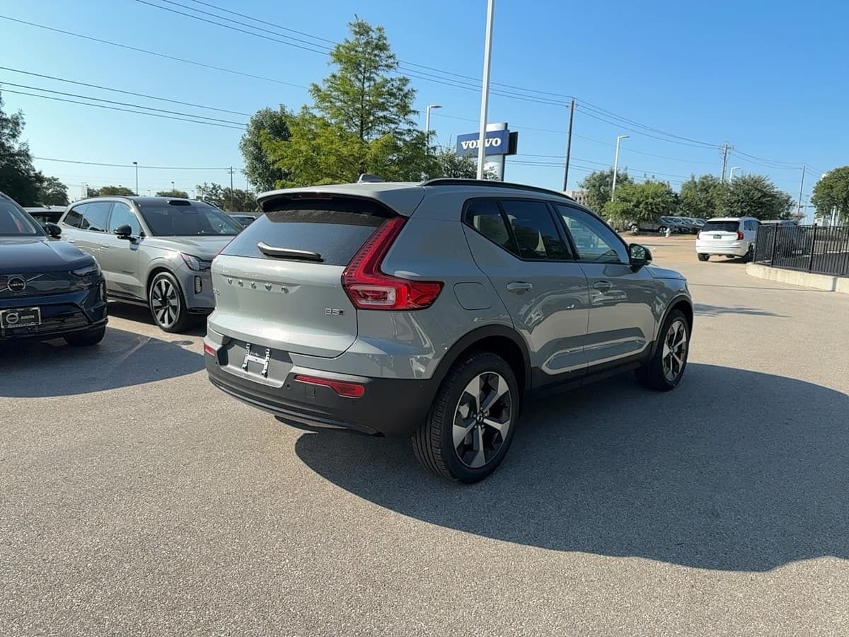 2026 Volvo XC40 - Image 7