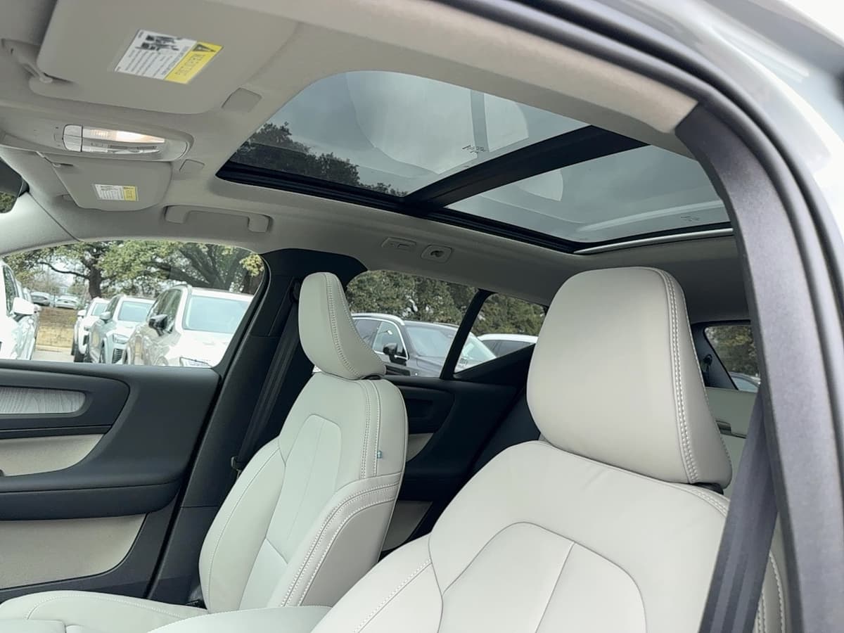 2026 Volvo XC40 - Image 14