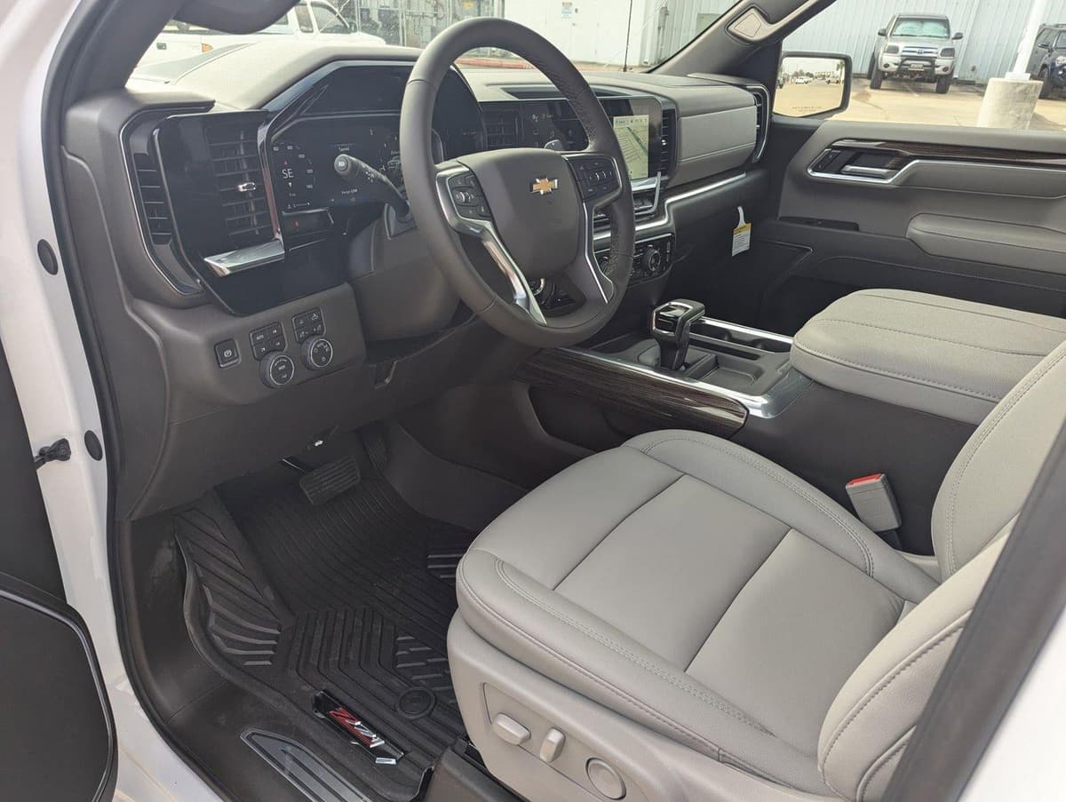 2026 Chevrolet Silverado 1500 - Image 3