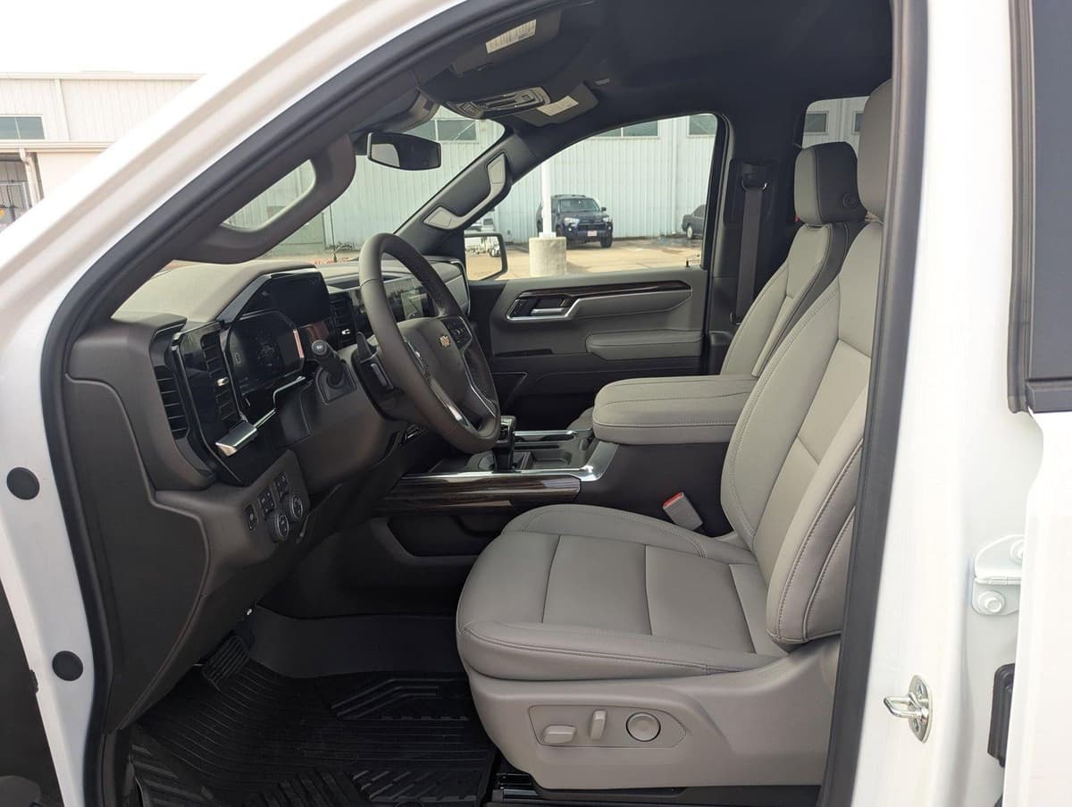 2026 Chevrolet Silverado 1500 - Image 4
