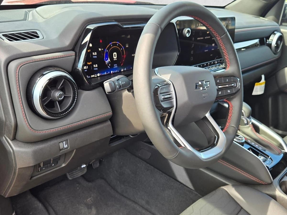 2025 Chevrolet Colorado - Image 3