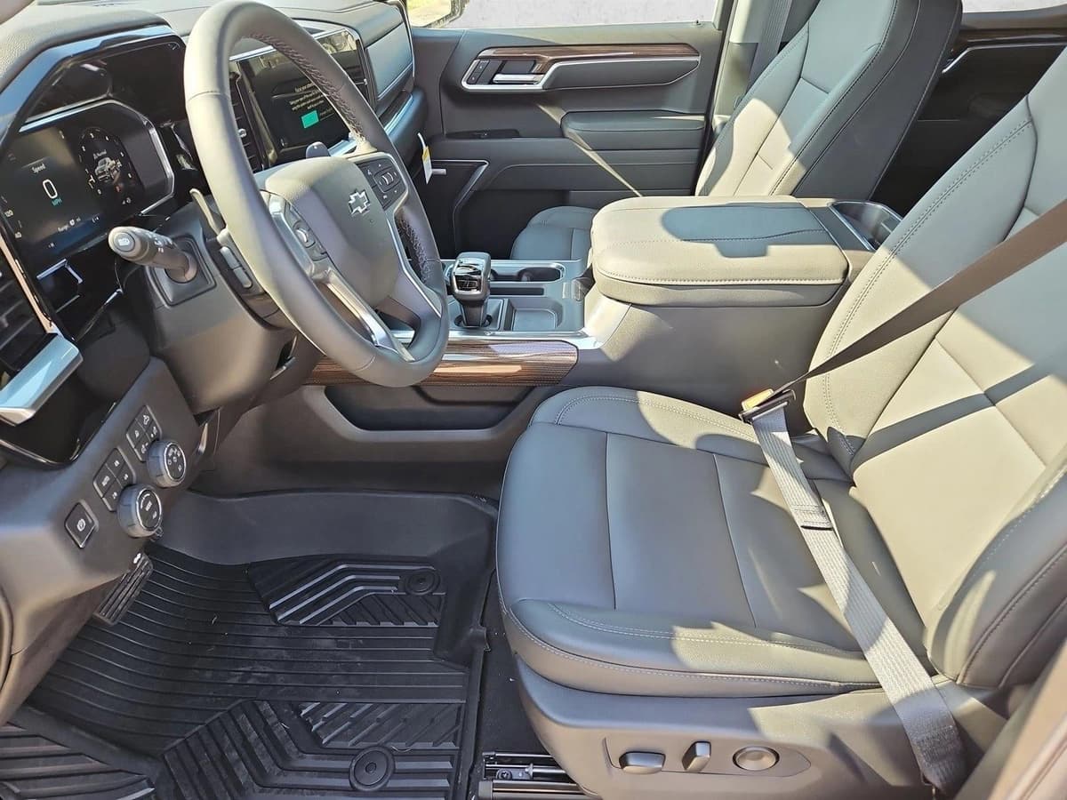 2026 Chevrolet Silverado 1500 - Image 4