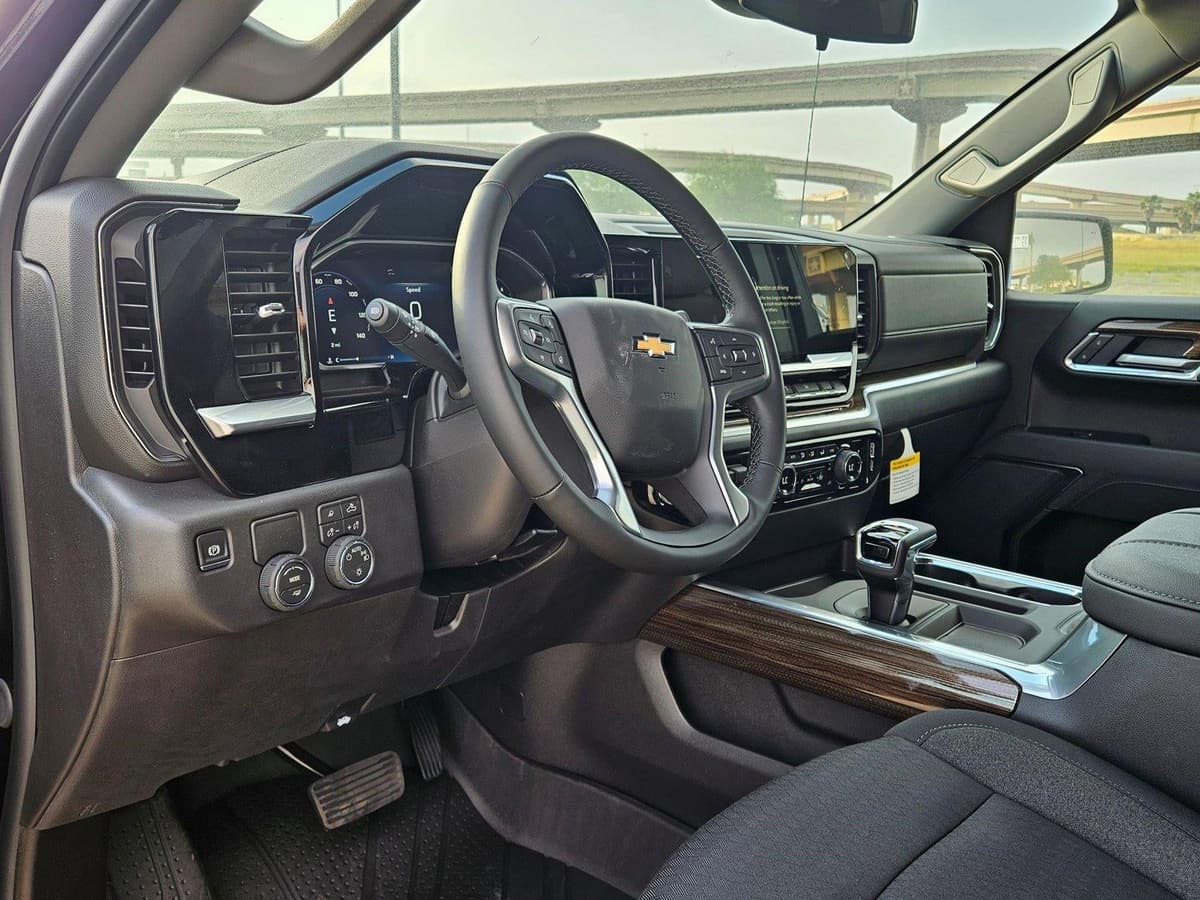 2026 Chevrolet Silverado 1500 - Image 3