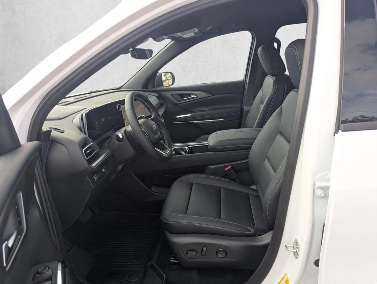 2026 Chevrolet Traverse - Image 4