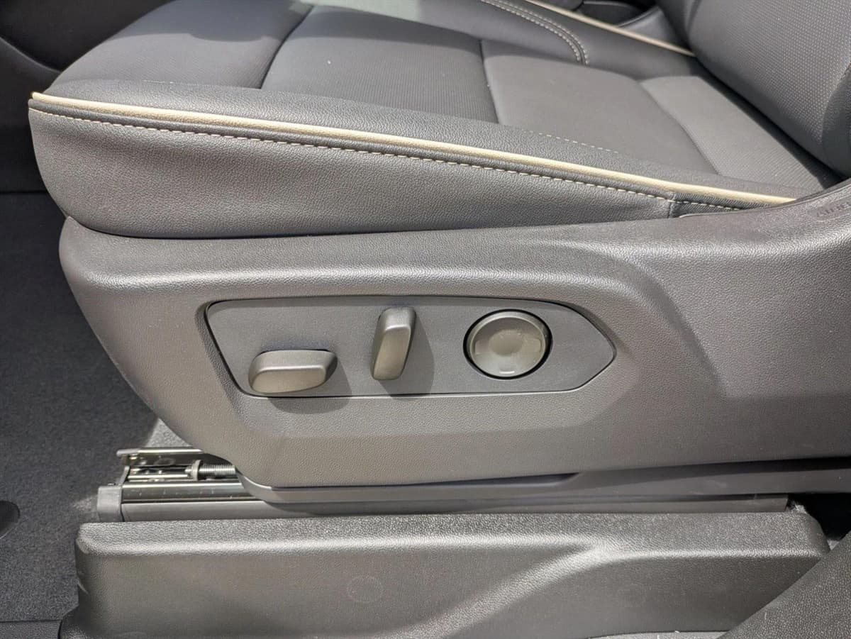 2026 Chevrolet Suburban - Image 4