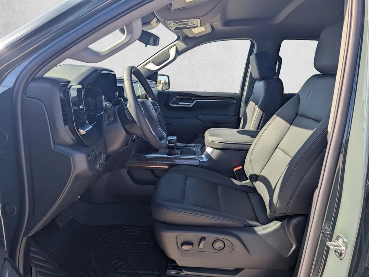 2026 Chevrolet Silverado 1500 - Image 4