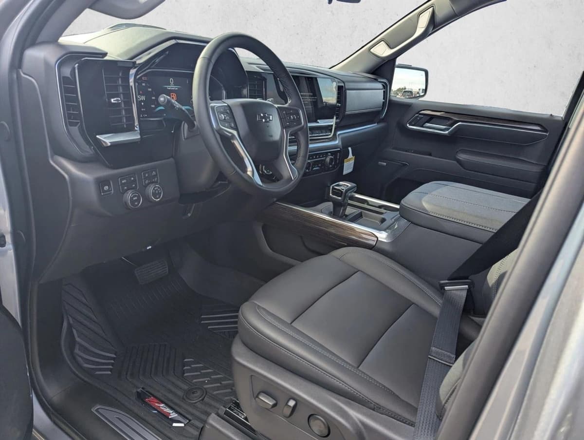 2026 Chevrolet Silverado 1500 - Image 3