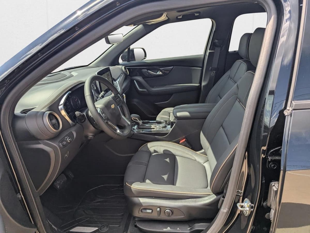 2025 Chevrolet Blazer - Image 4