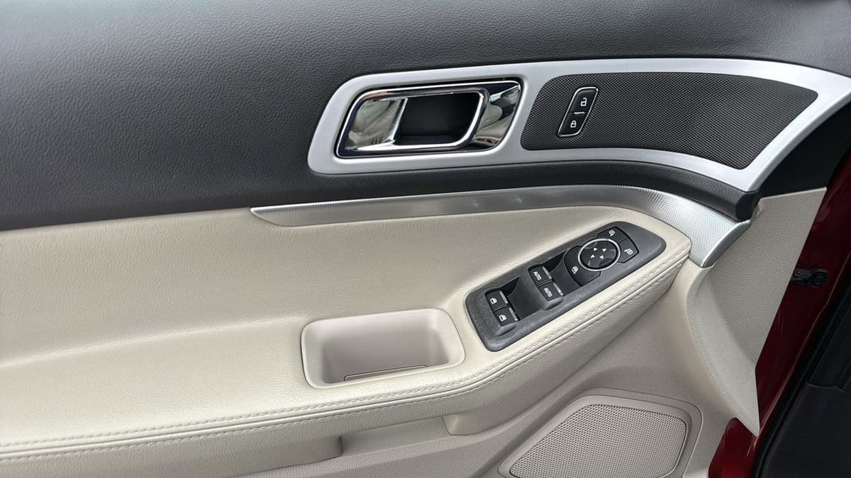 2015 Ford Explorer - Image 12