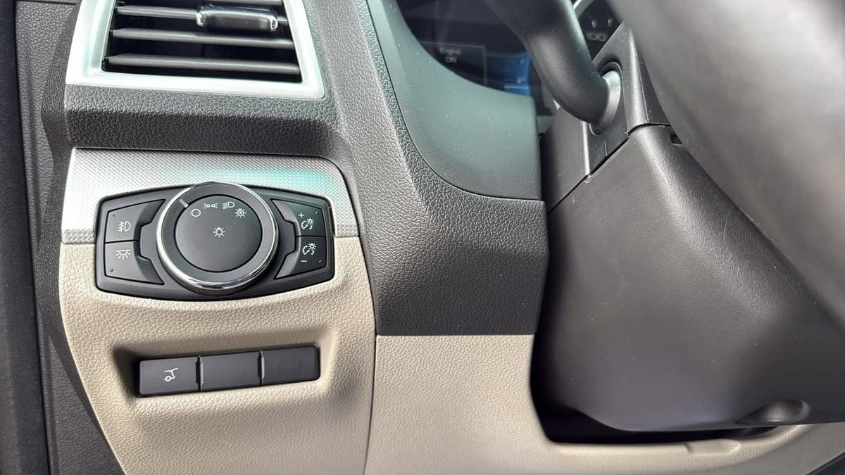 2015 Ford Explorer - Image 18