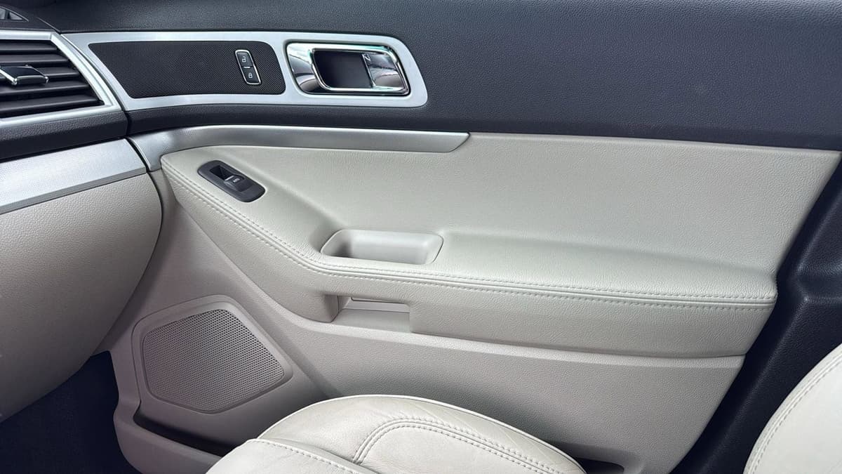 2015 Ford Explorer - Image 24