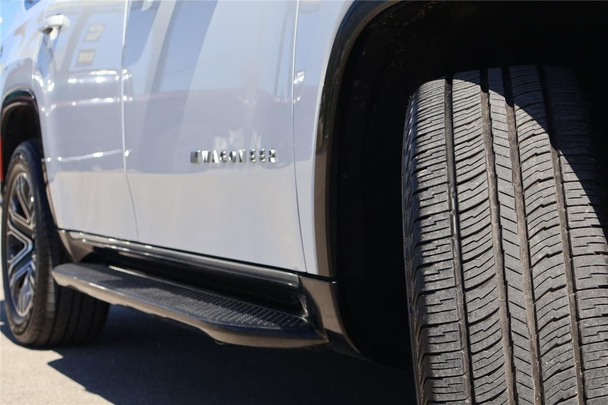 2024 Jeep Wagoneer - Image 11