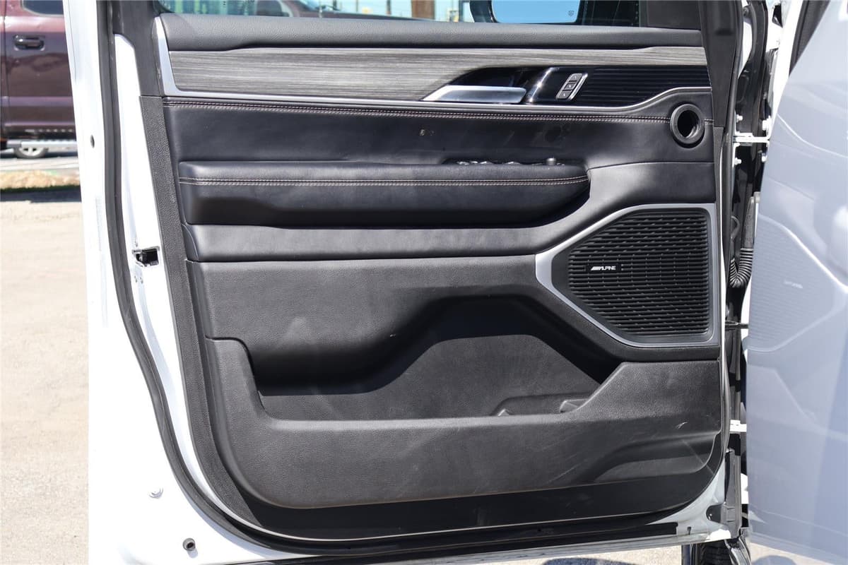 2024 Jeep Wagoneer - Image 12