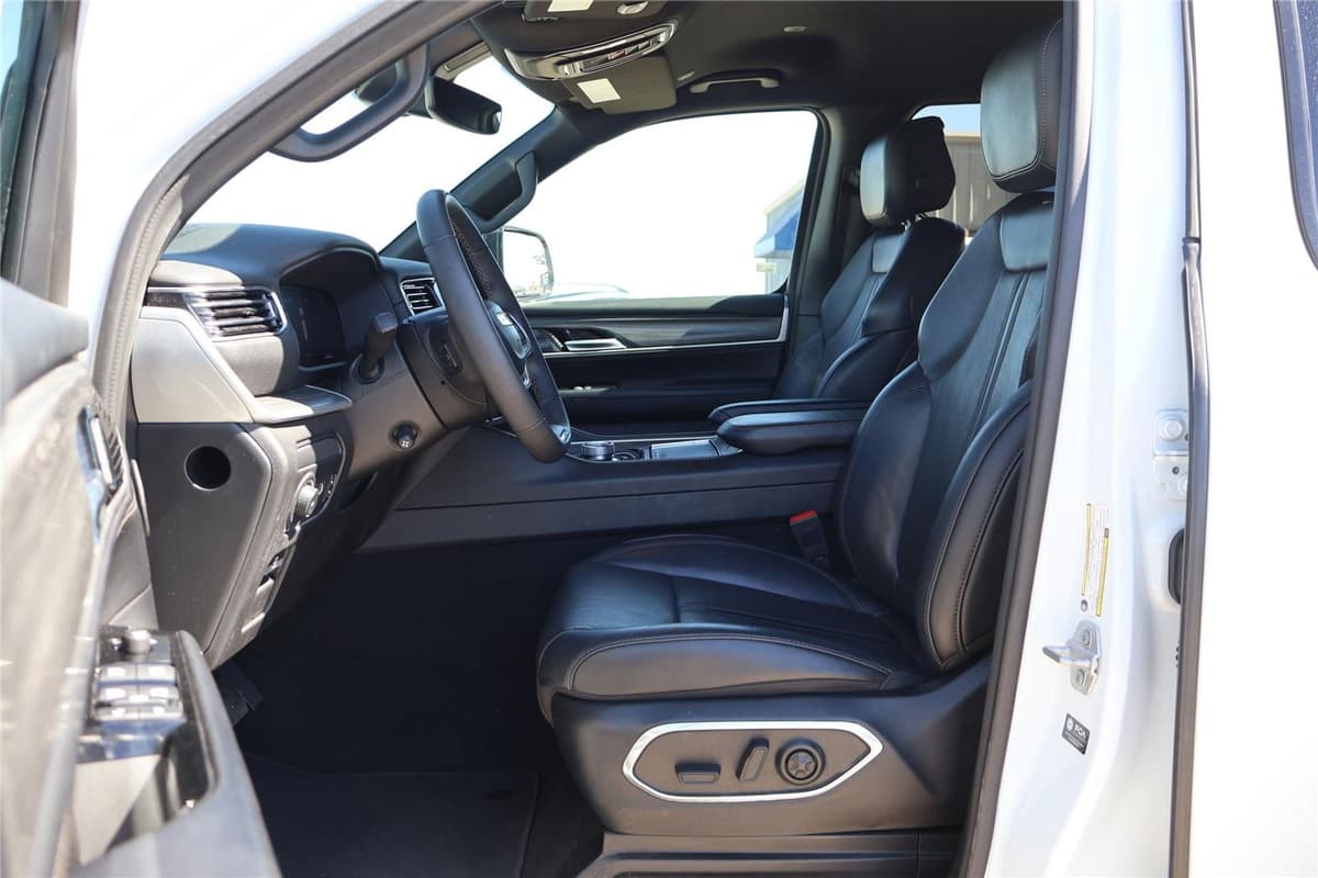 2024 Jeep Wagoneer - Image 13