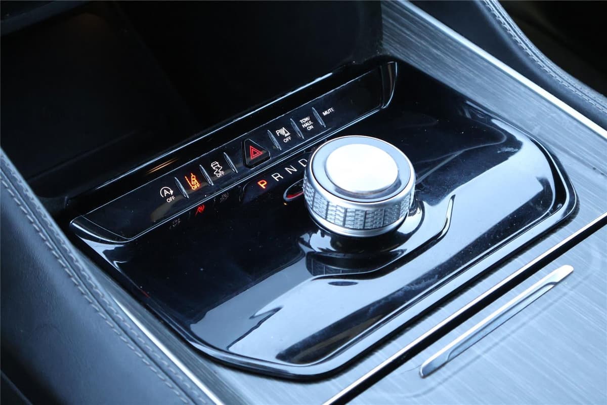 2024 Jeep Wagoneer - Image 25