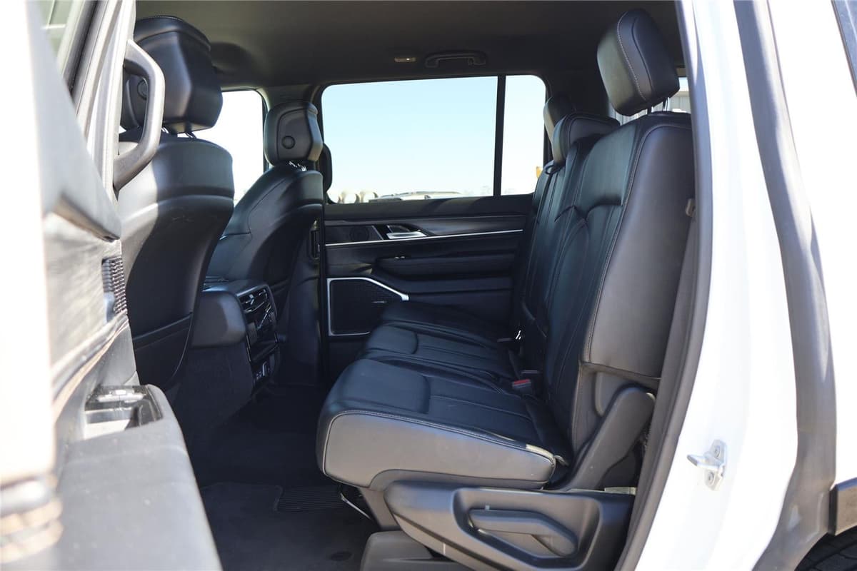 2024 Jeep Wagoneer - Image 31