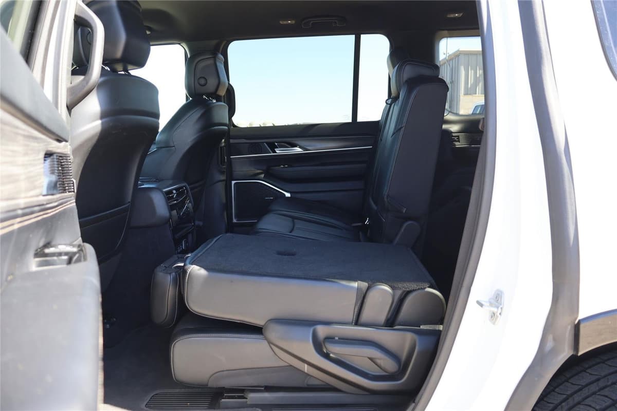 2024 Jeep Wagoneer - Image 32