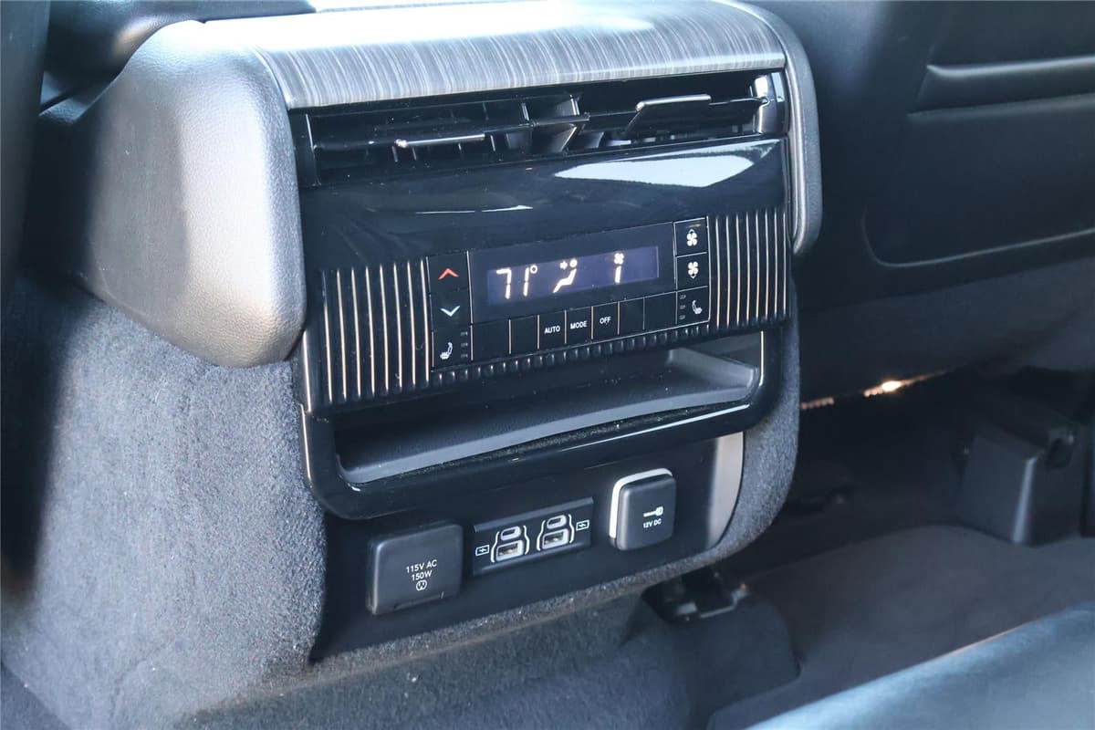 2024 Jeep Wagoneer - Image 35