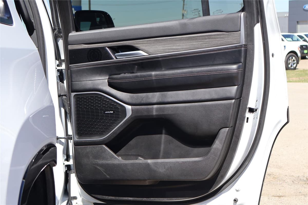 2024 Jeep Wagoneer - Image 37