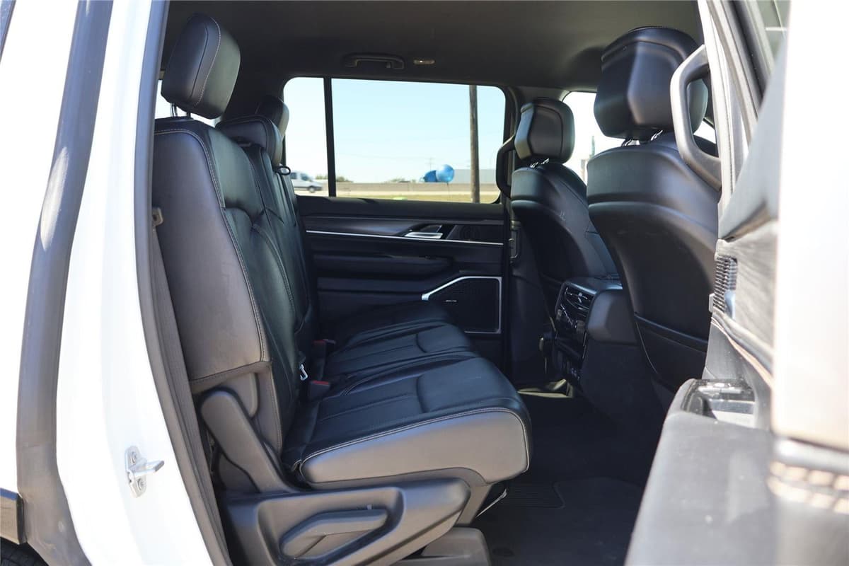 2024 Jeep Wagoneer - Image 38