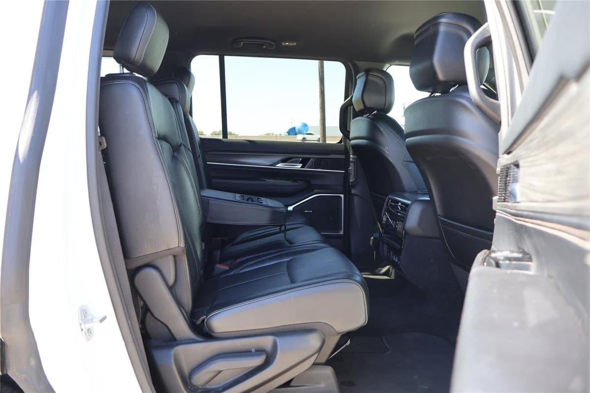 2024 Jeep Wagoneer - Image 39