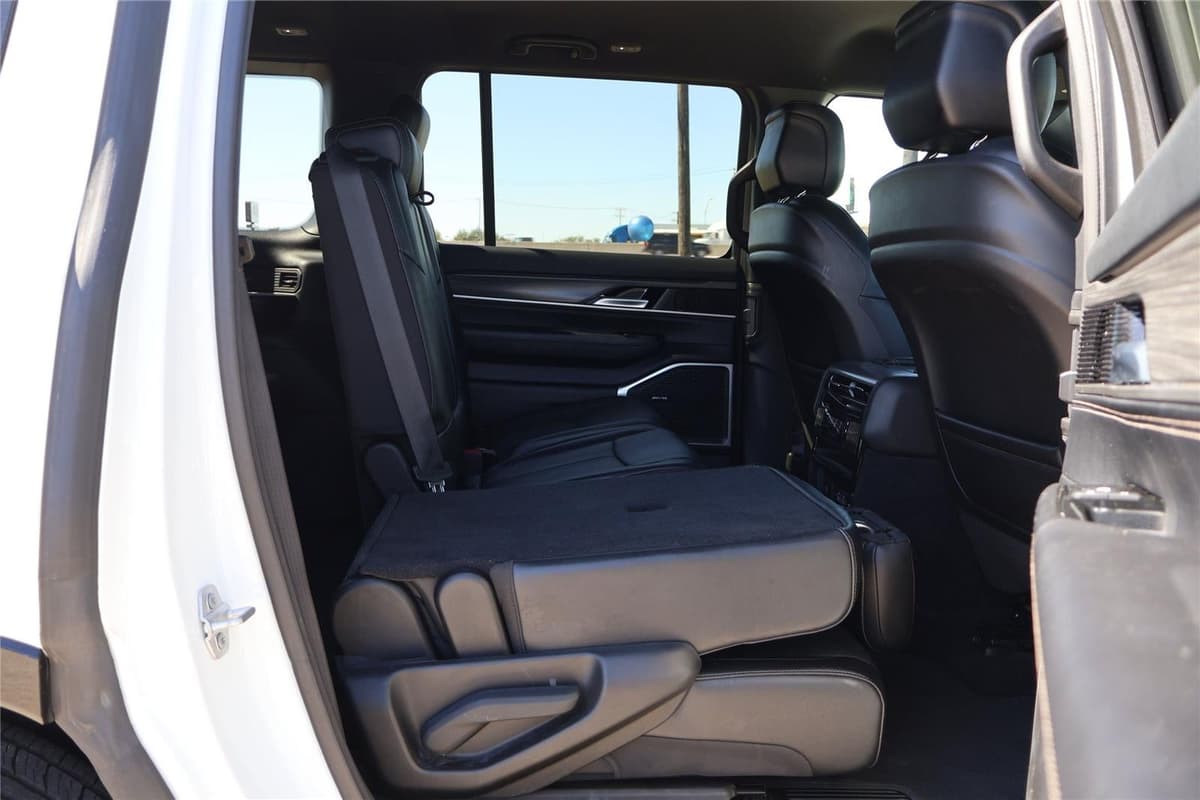 2024 Jeep Wagoneer - Image 40