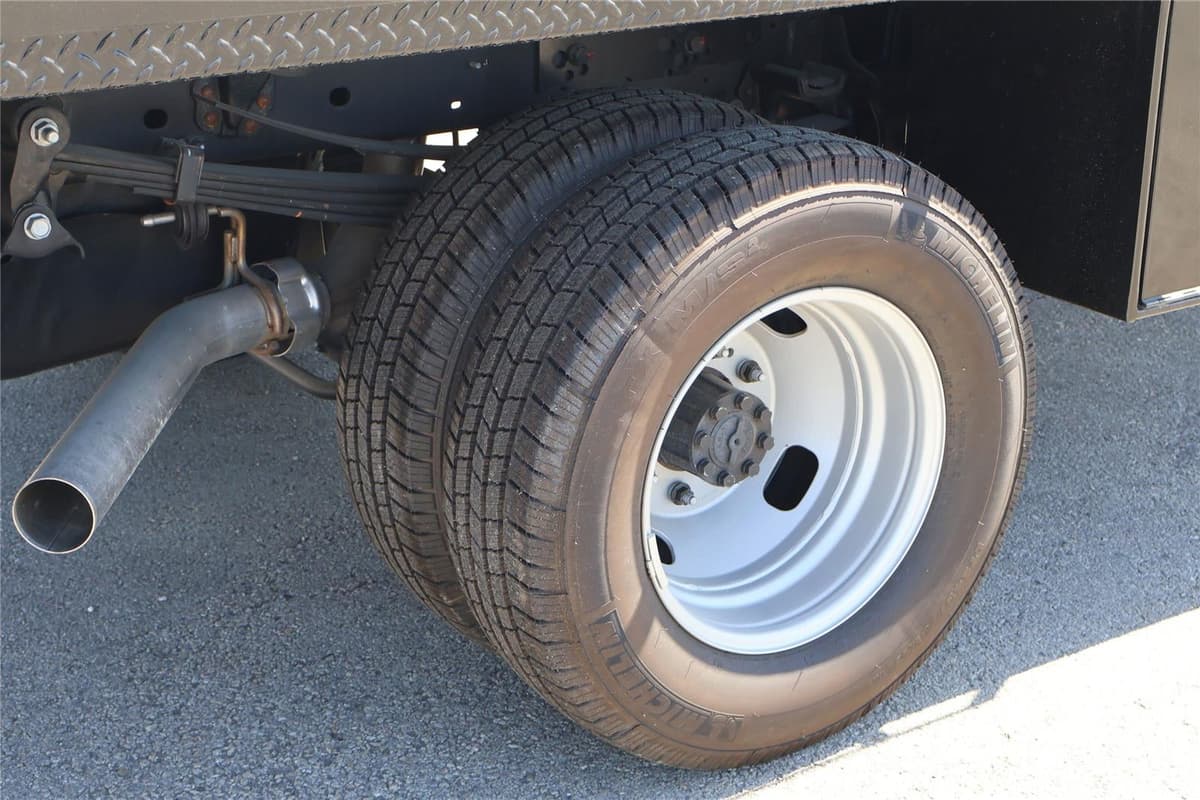 2025 Ford Super Duty F-350 - Image 10