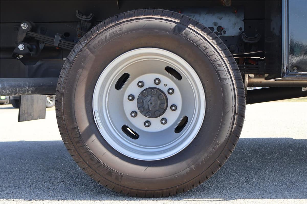 2025 Ford Super Duty F-350 - Image 11